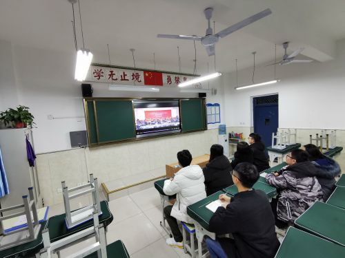 西北大学第21届研支团成员观看中国共产党十九届四中全会新闻发布会.jpg